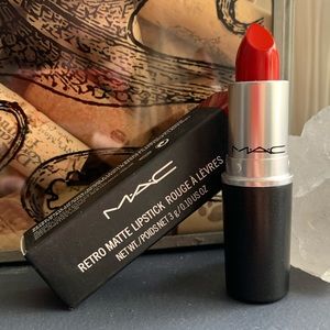RETRO MATTE LIPSTICK Ruby Woo by M.A.C